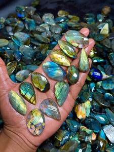 พลอยลาบราดอไรต์ธรรมชาติคุณภาพส่งออก เจียระไนเหลี่ยม พร้อมแสงสะท้อนสีฟ้า สำหรับทำเครื่องประดับแบบกำหนดเอง แหวน ต่างหู จี้ ขาย - Product Image 1