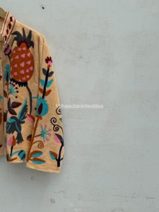 Veste en velours Suzani multi-broderies, faite à la main, veste d'hiver unisexe, veste chic bohème - Product Image 4