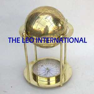 Brújula de Mesa Original de Fábrica para Viajes y Aventuras al Aire Libre con Base de Madera, Adorno Decorativo de Oficina con Acabado Dorado Brillante - Product Image 5