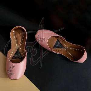 รองเท้าคุสซ่าหนังแท้ทนทาน พื้นกันลื่น ดีไซน์แฟชั่นขายดี คุณภาพสูงสำหรับผู้หญิง - Product Image 5