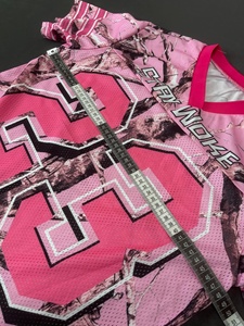 Maillot de basketball personnalisé OEM ODM en maille polyester respirante rose à col en V, impression par sublimation, coupe ample, vêtements de sport, t-shirts - Product Image 5