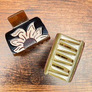 Cheveux élégants Magnifiquement usinés à la main en cuir Mini pinces à cheveux Design floral Accessoires de cheveux en cuir gravé de qualité supérieure pour femmes - Product Image 6