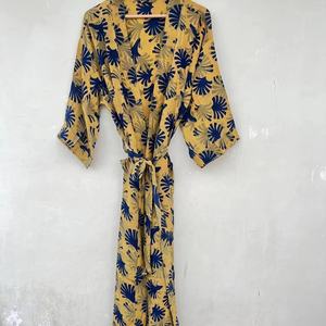 Kimono reciclado Vintage de seda Floral amarillo, regalo de aniversario para ella para las estaciones de verano, otoño y primavera - Product Image 1