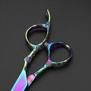 Ciseaux de coiffure professionnels en titane arc-en-ciel avec manche décoratif et étui de rangement en cuir pour usage en salon - Product Image 3