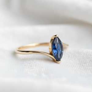 Anillo de Zafiro Azul Corte Marquesa, Plata de Ley 925, Chapado en Oro de 14K, Anillo de Compromiso Solitario Delicado, Piedra de Nacimiento de Septiembre - Product Image 6