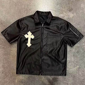 เสื้อยืดหนังเทียม PU คุณภาพสูง ตกแต่งด้วยโลโก้ปักแบบดิสเทรส สไตล์สตรีทแวร์ พร้อมซิปหนังสำหรับผู้ชาย - Product Image 4