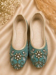 Chaussures plates Jutti confortables à fleurs vertes et perles pour femmes, bout rond, à enfiler, ethniques, toutes saisons, pour mariage et festivals - Product Image 1