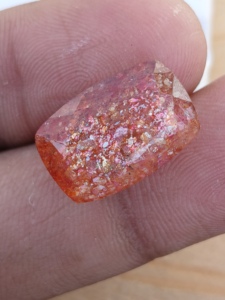 Pierres précieuses de Sunstone naturelle CONFETTI à multiples éclats étincelants 16,5x11 MM, avec des paillettes arc-en-ciel et des éclats multicolores, 10 carats, Haram Gems - Product Image 2