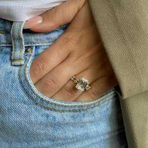 แหวนหมั้นเพชรทรงเหลี่ยมมรกต 5 กะรัต เพชรเลี้ยงในห้องปฏิบัติการ ชุบทอง 18K ได้รับการรับรองจาก IGI ดีไซน์ทันสมัยสำหรับผู้หญิง |   วงแหวนแสงล้ำค่าที่ซ่อนอยู่ - Product Image 2