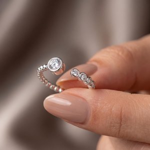 Anillo minimalista de moissanita con corte redondo, banda abierta de eternidad completa, plata 925 original, regalo de promesa para amantes, amuletos - Product Image 1