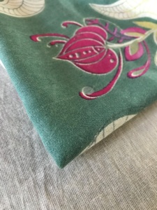 Tissu en coton imprimé à la main – Motif floral rose sur fond vert foncé, textile indien traditionnel - Product Image 3