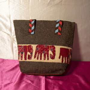 Sac fourre-tout en jute marron fait main Hathi Print avec fermeture ouverte et décoration brodée - Product Image 6