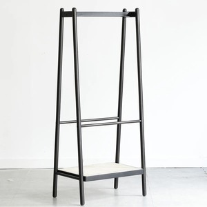 Perchero minimalista con un solo estante y estructura metálica para almacenamiento en la entrada. - Product Image 3