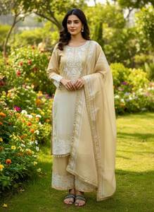 Conjunto de Salwar Kameez de Tres Piezas de Seda Banarasi de Doble Tono con Bordado y Lentejuelas, Hecho a Medida, con Dupatta, para Novia - Product Image 2
