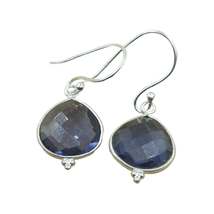 Pendientes Colgantes Hechos a Mano de Plata de Ley 925 con Iolita Natural, Engaste de Bisel Redondo Facetado, Joyería de Gancho Colgante, Regalo para Mujeres y Mamás - Product Image 1
