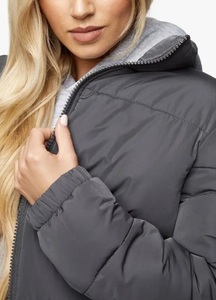 Chaqueta Acolchada con Capucha Gris para Mujer, Informal, Cortavientos, de Invierno, con Relleno de Poliéster, Cierre de Cremallera, Corte Regular - Product Image 3