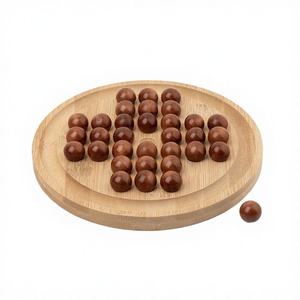 Jeu de solitaire classique en bois |   Puzzle stratégique fait main avec billes en bois naturel |   Défi mental familial sur table - Product Image 1