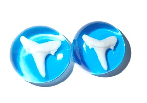 Dientes de Tiburón Artificiales Modernos de Plástico Cabujón, Redondos de 25x25 mm con Base Plana Azul Transparente para Manualidades y Joyería - Product Image 3
