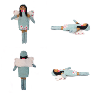 Muñeca ángel hecha a mano de lana con alas blancas y detalles florales en vestido azul claro para manualidades y decoración infantil - Product Image 5