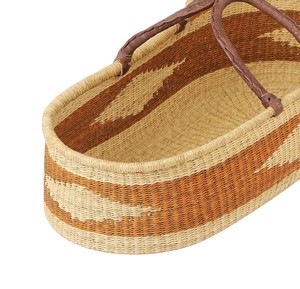 Panier à langer mural haut en jonc de mer, motif moderne aux tons terreux, assorti à un panier à langer pour enfant en rotin et à doubles sangles - Product Image 4