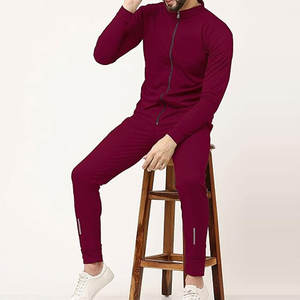 Ensemble de survêtements personnalisés en gros pour hommes – Vêtements de sport pour la course et le fitness – Fabricant de survêtements en tissu coton et polyester de qualité supérieure - Product Image 1