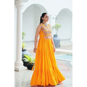 Vestido de Noche Hecho a Mano con Corte en A para Navratri, Cintura Imperio, Tela de Gasa con Estampado Floral, Bordado de Hilo y Adorno de Espejos - Product Image 3