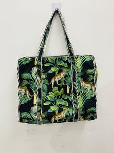 Bolsa de Mano Negra Acolchada de Algodón Hecha a Mano para Mujer, Bolsa de Compras con Estampado Floral Colorido para Venta al por Menor y Exportación - Product Image 1
