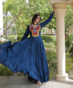 ชุดเดรส Anarkali สีน้ำเงินแบบ Kutchi Gamthi ปักลายผ้าฝ้ายสไตล์อินเดีย-ปากีสถาน ชุดเดรสยาวแขนยาวจับจีบแบบ Maxi สำหรับงานเทศกาล  แบบหรูหรา - Product Image 1
