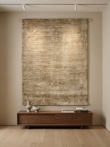 Tapis en mélange de soie noué à la main, directement de l'usine |   Tapis de luxe texturé doré pour intérieurs modernes sophistiqués - Product Image 3