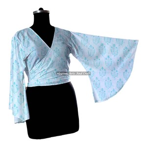 Top de playa estilo boho chic con estampado floral, top cruzado con lazo, manga acampanada, estilo bikini de algodón para verano, top con estampado a mano. - Product Image 3