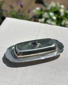 Beurrier traditionnel en acier inoxydable pour une cuisine classique, avec un matériau robuste et fiable - Product Image 3