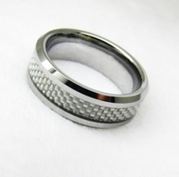 Bague de mariage en carbure de tungstène avec incrustation en fibre de carbone argentée pour homme, bord poli haute brillance, bijoux modernes pour homme en gros