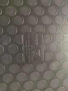 Feuille de caoutchouc ou de polymère industrielle roulée sur table de travail métallique dans une atelier de fabrication organisé avec rangement pour outils - Product Image 2