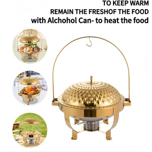 Plat à chafing dish élégant en or avec couvercle en dôme à motif texturé sur un support arqué suspendu pour événements de restauration haut de gamme et mariages - Product Image 3