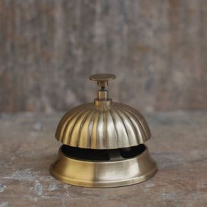 Campana de Mesa de Latón Macizo con Diseño Decorativo Tallado, Sonido Fuerte al Presionar, Ideal para Recepción, Mostrador y Escritorio de Oficina - Product Image 1