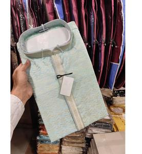 Kurta traditionnel pour homme en soie jacquard, à texture lisse, idéal pour les occasions festives et l'intégration dans une garde-robe ethnique. - Product Image 1