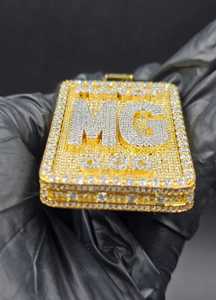 จี้เพชรโมอิสซาไนต์แบบกำหนดเองสองสี พร้อมอักษรย่อชื่อ จี้ฮิปฮอปเงินแท้ 925 ชุบทอง จี้แบบกำหนดเองสำหรับแร็ปเปอร์ จี้บลิงๆสำหรับผู้ชาย - Product Image 2