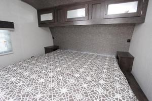 Camping-car de classe C de 28 pieds, 4x4, avec cuisine, salle de bain, espace de couchage pour 4 personnes, construction en acier inoxydable - Product Image 4