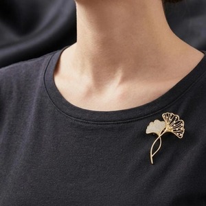 Broche Feuille de Ginkgo Dorée, Broche Florale en Moissanite, Épingle Feuille en Or Jaune 14K, Bijoux Naturels, Broche en Argent 925 avec Moissanite - Product Image 5