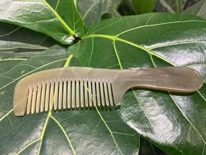 Peine de Bolsillo Artesanal de Cuerno de Vaca Ecológico con Borde Liso y Forma Natural para Viajes y Cuidado Diario del Cabello - Product Image 5