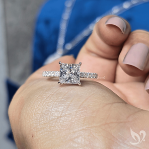 Anillo de Compromiso con Halo Oculto y Diamante Cultivado en Laboratorio con Corte Princesa de 2 Quilates, Certificado por IGI |   Anillo de Oro Sólido de 10k con Acentos Solitarios - Product Image 5