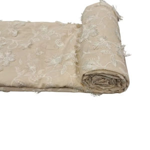 Tissu en coton tissé léger blanc cassé très demandé avec appliques 3D pour robes de filles et de femmes – En stock, vente en gros - Product Image 1