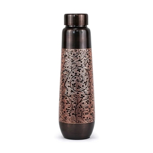 Bouteilles en cuivre antique foncé avec logo personnalisé, design floral filigrané artisanal, flacon en métal à bouchon plat, bouteille de sport pour le yoga, vente en gros - Product Image 1