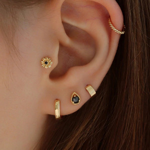 Fabricante de Labrets de Oro de 14K con Diamantes Negros en Forma de Flor |   Fábrica de Perforaciones Directas |   Pendientes de rosca interna con parte trasera plana al por mayor - Product Image 2