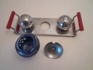 Salière et poivrière élégantes en acier inoxydable au design rond, parfaites pour la vaisselle, la cuisine et les assaisonnements essentiels - Product Image 2