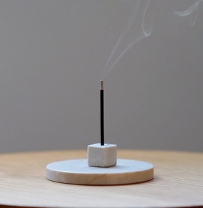 Porte-encens minimaliste en marbre blanc, brûleur d'agarbatti carré en pierre, accessoire de décoration de table moderne - Product Image 2