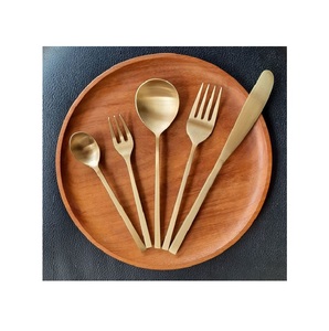 Couverts en métal, compagnon d'élégance de table haut de gamme, conçus pour inspirer des occasions de repas élégantes et des rassemblements familiaux raffinés - Product Image 6