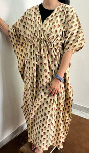 Vestido Kaftan de Algodón Estampado de Diseñador con Patrones Atractivos y Ajuste Cómodo - Product Image 2