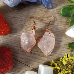 Boucles d'oreilles en cristal de quartz rose brut, grandes et massives, bijoux en cuivre et quartz rose - Product Image 1