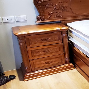 Mesita de Noche de Teca Tallada a Mano, Estilo Europeo y Real, Sostenible y Duradera, con 3 Cajones, para Decoración de Dormitorios - Product Image 1